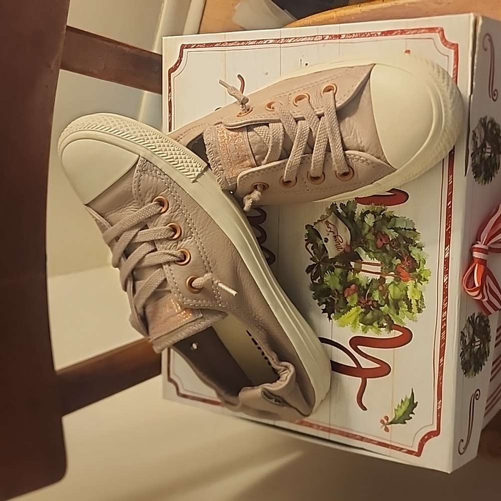 Womens Converse taupe leather shoreline